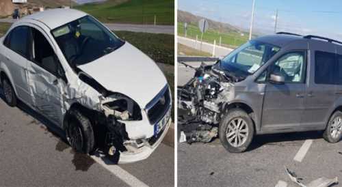  İki otomobil feci şekilde çarpıştı