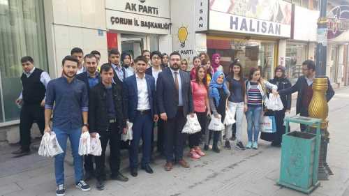 İl Gençlik Kolları Başkanı Ünal Yıldırım; “Kadınlarımız için bu günü unutulmaz kılacak hediyelerimiz ile onarım yanındayız