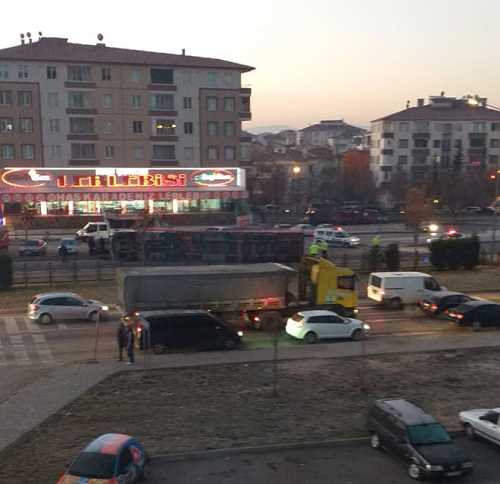 İlim Yayma Cemiyeti kavşağında trafik kazası'