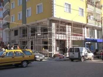 İnşaatdan Düşen İşçi Ayağını Kırdı