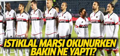  İstiklal Marşı okunurken yüzünü döndü