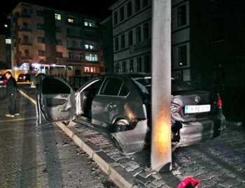 Kadın Sürücü El Freni Çekmeyi Unuttu Direğe Çarptı