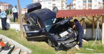 KARGI'DA OTOMOBİL ÇAY BAHÇESİNE UÇTU