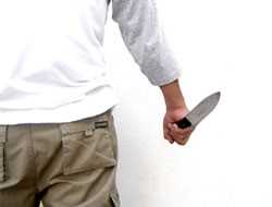 KENDİSİNİ UYARAN KUYUMCUYU BIÇAKLADI