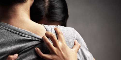 Kocasının sırtındaki sivilceyi sevgilisi patlatınca olan oldu!