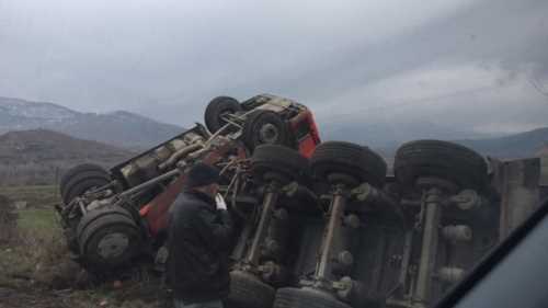 Kömür yüklü bir TIR devrildi