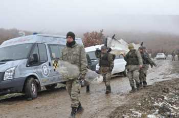Konaklı'ya düşen Askeri açağın enkazını böyle taşıdı