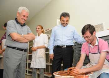 Külcü, yaz kurslarına katılan engellileri ziyaret etti