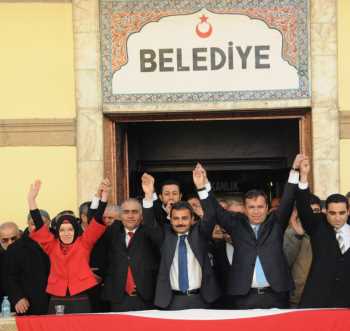 KÜLCÜ'NÜN BALKON KONUŞMASI