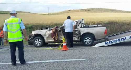 MECİTÖZÜ'NDE FECİ KAZA: 2 ÖLÜ 3 YARALI