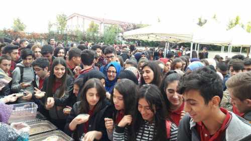 MEHMETÇİK ANADOLU LİSESİNDE AŞURE DAĞITILDI