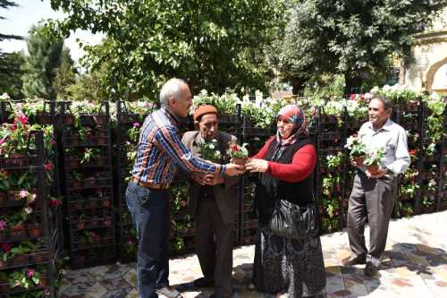 Mezarlıklar bu bayram da rengârenk olacak  Belediye, arife günü 11 bin çiçek dağıtacak