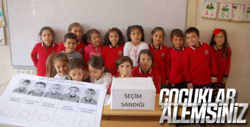 Minik öğrenciler sandık başına gitti