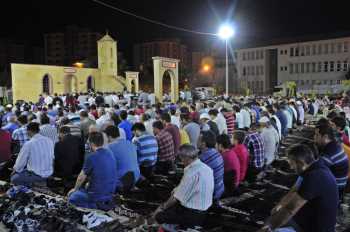 Namazgâh, Kadir Gecesi’nde doldu, taştı