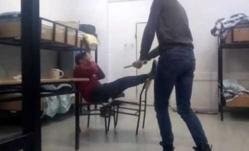 ÖĞRENCİLERİN YURT ODASINDA FALAKA DERSİ