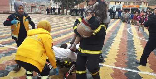 Öğrencilerle tatbikat yaptılar