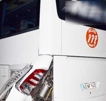 OTOMOBİL YOLCU OTOBÜSÜNE ÇARPTI 2 YARALI