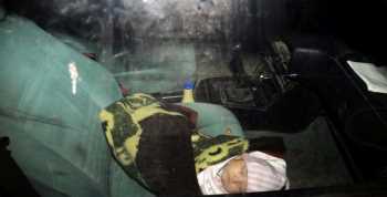  otomobilin içinde battaniyeye sarılı bir bebek bulundu