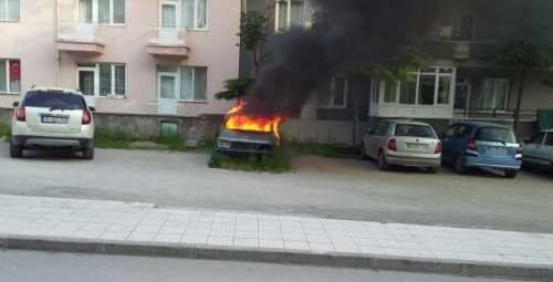 Park halindeki araç yandı!