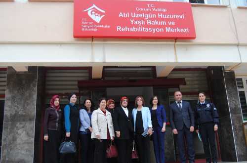 PEKAY üyeleri ve protokol eşleri birlikte Aile ve Sosyal Politikalar İl Müdürlüğü,Atıl Uzelgün Huzur evi Yaşlı Bakım ve Rehabilitasyon Merkezini ziyaret ettiler