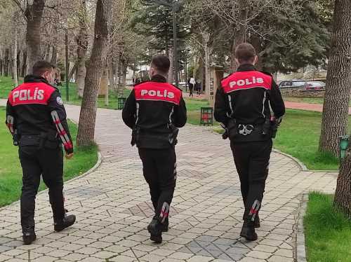Polis İftar Yemeğini Kağıt Toplayan Kadın ve Çocuğuyla Paylaştı
