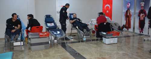 Polis Kızılay’a kan bağışında bulundu  