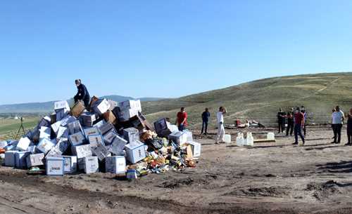 Polis operasyonlarda ele geçirilen kaçak  ürünleri yakarak  imha  etti