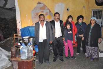 Roman Aileye Vali Sahip Çıktı