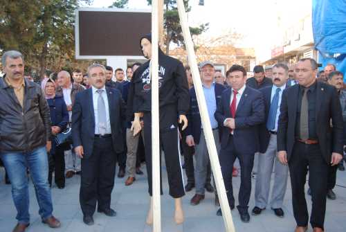 SAAT KULESİNE DAR AĞACI KURULDU