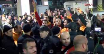 Saldırıya uğramasın diye başka kapıdan çıkardılar