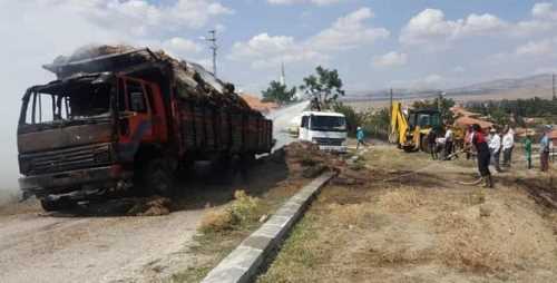 Saman Yüklü Kamyon Yandı