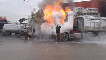 SANAYİ SİTESİNİN İÇİNDEKİ TIR ALEV ALEV YANDI