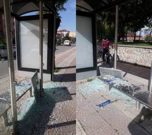 Şehir magandaları durak camlarını kırdı