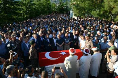 Şehit Uslu'nun Cenazesi Cami Bahçesine Defnedildi