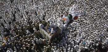 Şii liderin cenazesinde izdiham: 18 ölü!