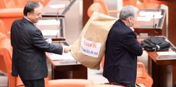 Sırtında çuvalla kürsüye çıktı