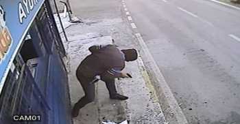 Soyguncuya  bira şişelerini fırlattı