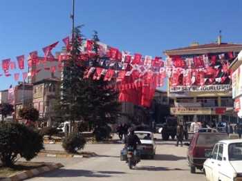  Sungurlu'da Seçime Sayılı Günler Kala Caddeler Bayraklarla Donatıldı