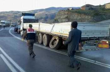 TIR öğrenci servisine çarptı