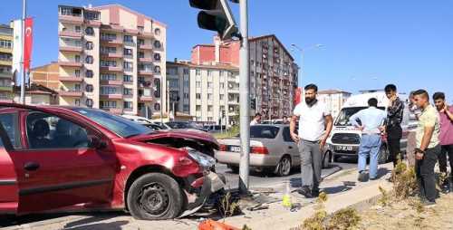 Trafik kazasında aynı aileden 4 kişi yaralandı