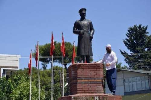 Urfa'da M.Malbora Atatürk heykeline saldırdı