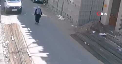 Üzerine demir düşen kadın ölümden döndü