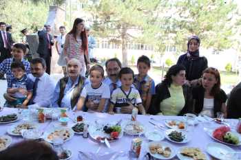 VALİ  AMCANIN ELİNİ ÖPTÜLER, HEDİYEYİ ALDILAR