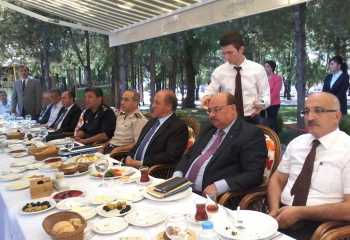 VALİ KARA  BASIN TOPLANTISINDA GÜNDEMDEKİ KONULARA AÇIKLIK GETİRDİ