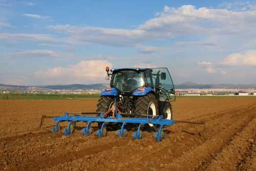 Vali Mustafa Çiftçi traktör kullandı  mısır ekti