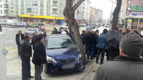 VARİLLİ KAVŞAĞINDA İKİ ARAÇ  BİRBİRİNE GİRDİ