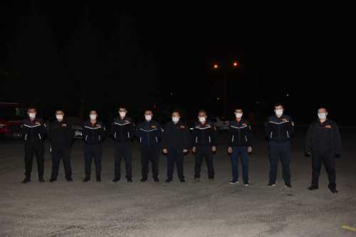 Yavru Köpekleri alevlerin arasından aldılar