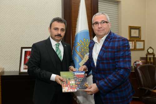 Zekeriya Hoca yeni kitaplarını Külcü'ye hediye etti