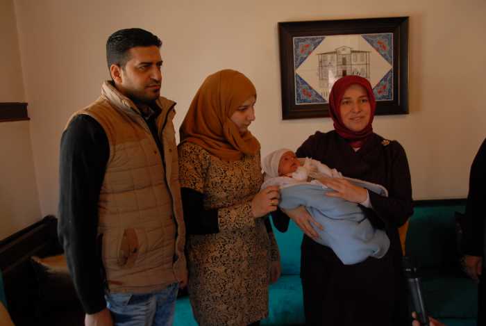 "Emine Sare" bebeğe çeyrek altın hediye eden Hatice Külcü, "Bu bebek sadece Iraklı kardeşlerimizin değil, tüm insanlığın bebeğidir.