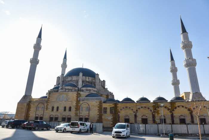 ABDÜLHAMİT HAN CAMİSİNDE İLK CUMA KILINDI